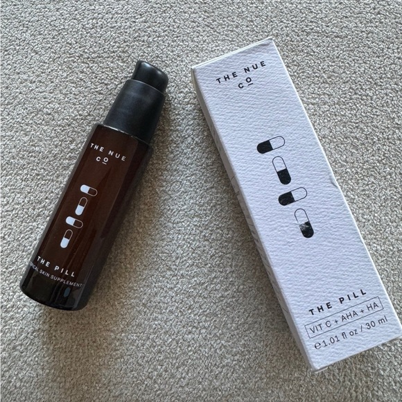 The Nue Co Vitamin C + AHA + HA Serum NWT - Picture 2 of 5